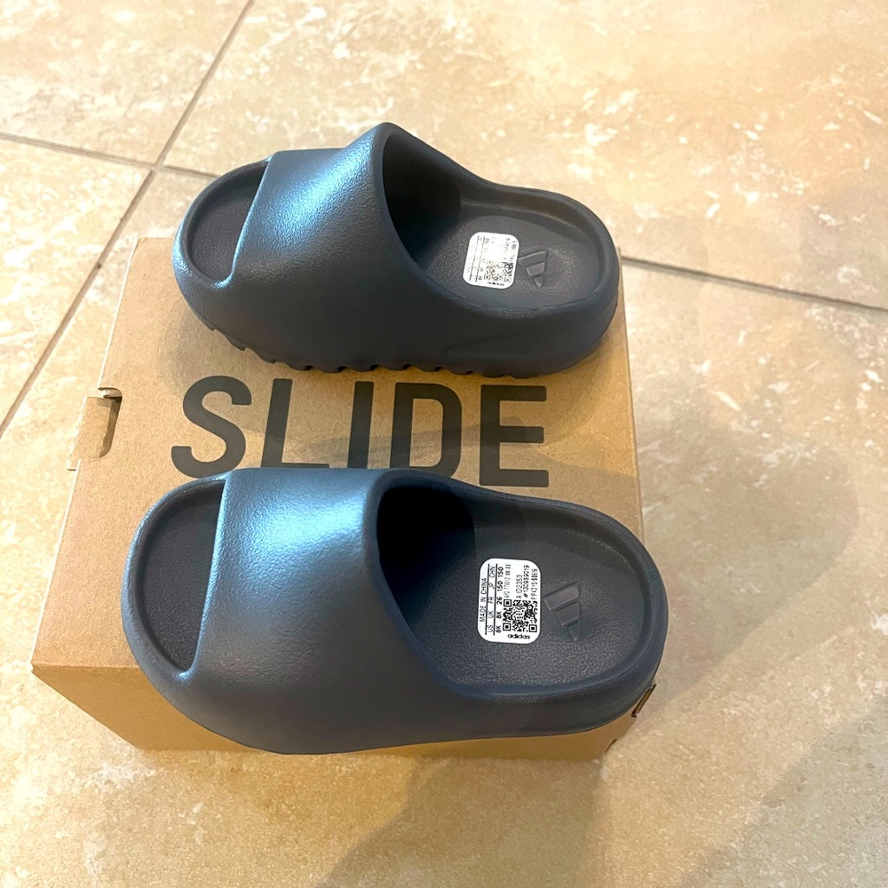 Yeezy little kids slides in grey. Brand new! Size 8k